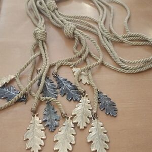 Elegant Leaf Pendant Necklace